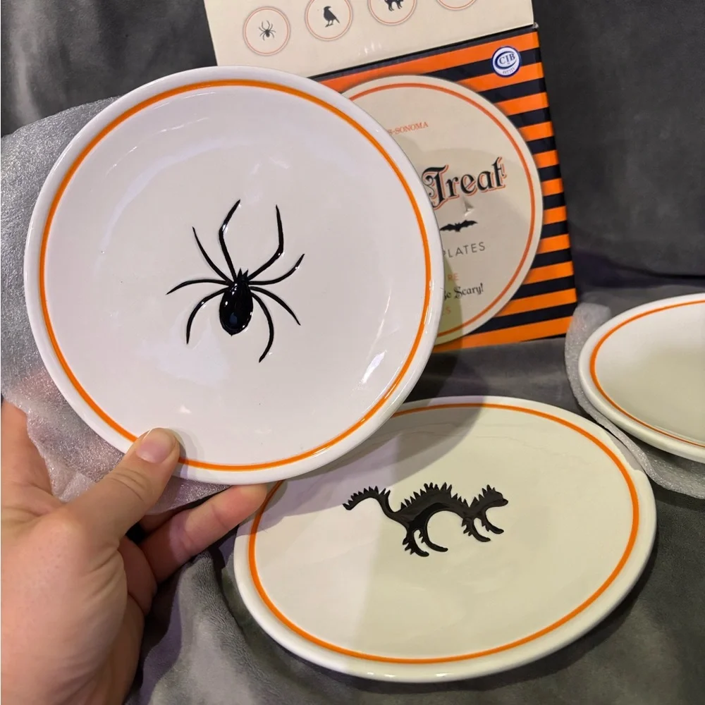 Williams Sonoma Exclusive Trick or Treat set of 4 plates